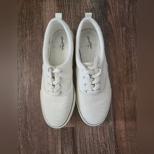 Women's Universal Threads Sneakers Size Eight